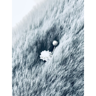 Srebrny kolczyk do pępka z cyrkoniami kwiat