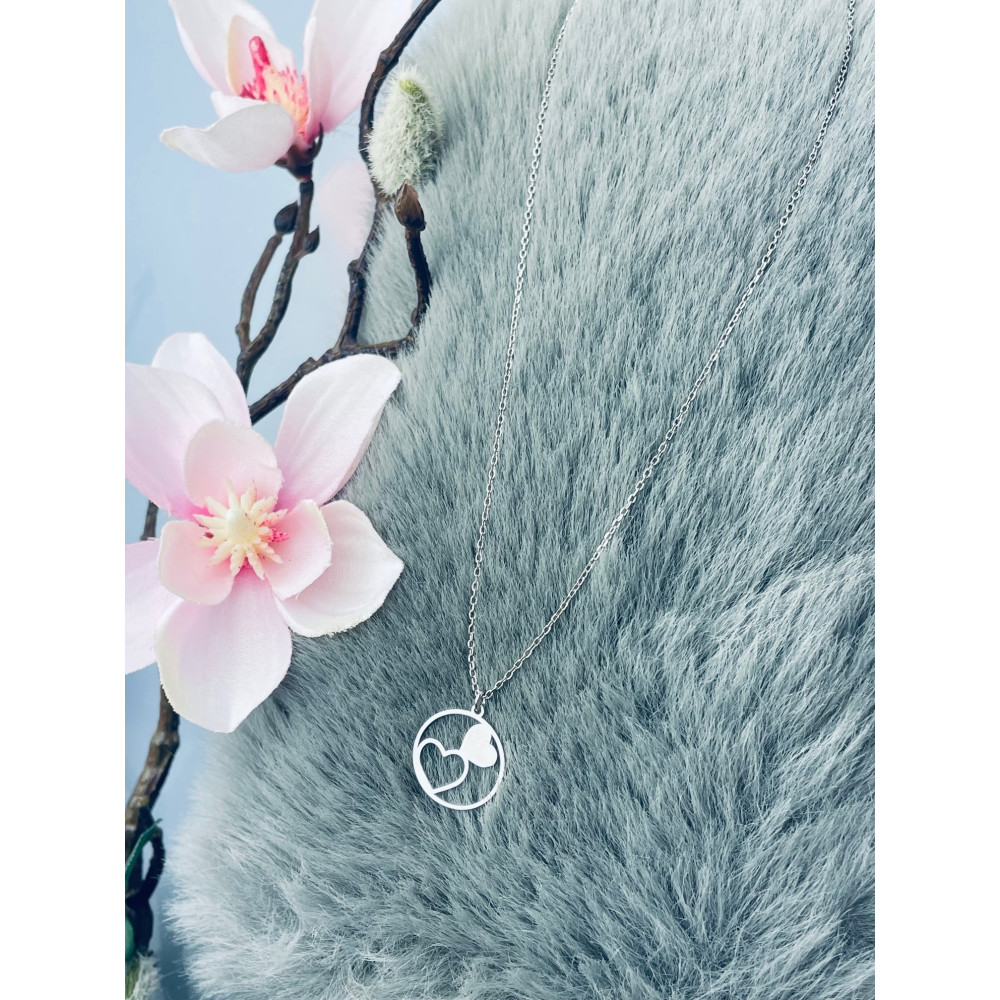 Srebrny naszyjnik koło serce serduszka