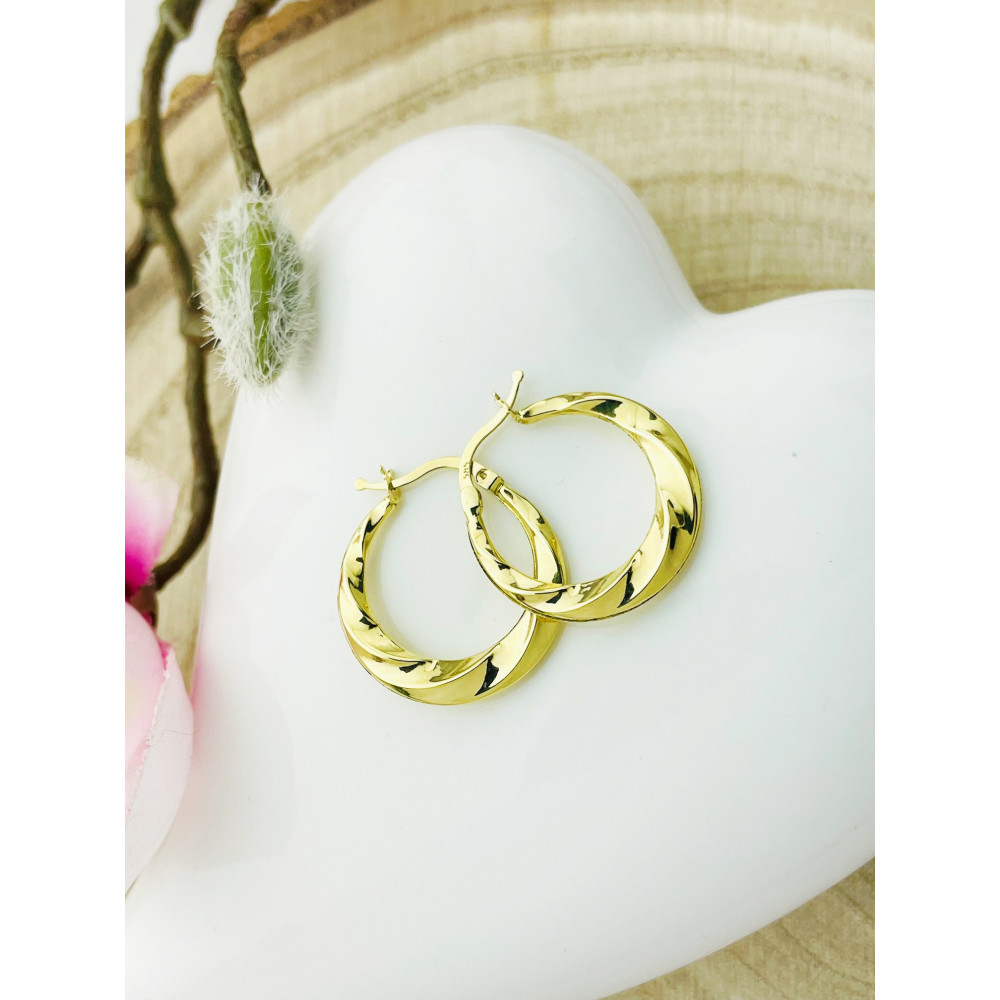 Złote kolczyki koła skręcone