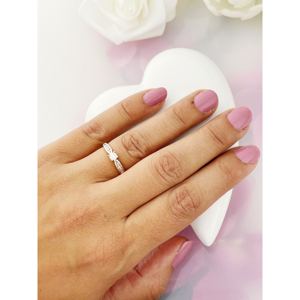 Złoty pierścionek zaręczynowy z brylantami bikolor