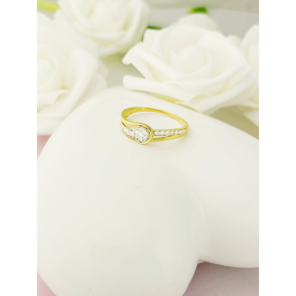 Złoty pierścionek zaręczynowy z brylantami