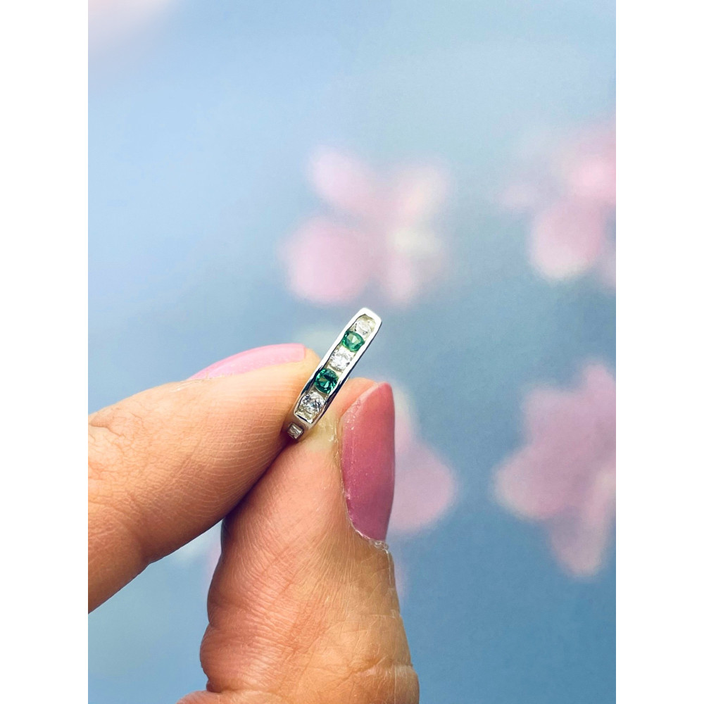 Srebrne kolczyki przecinki z cyrkoniami zielone