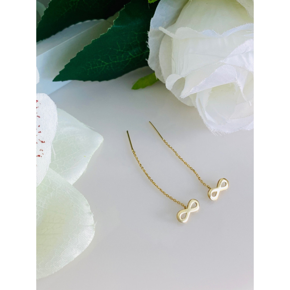 Złote kolczyki przewlekane patyczki