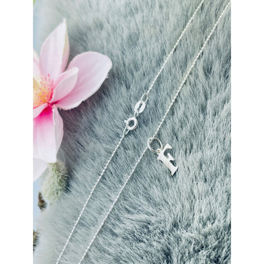 Elegancki naszyjnik łańcuszek srebrny zawieszka literka litera F srebrna alfabet