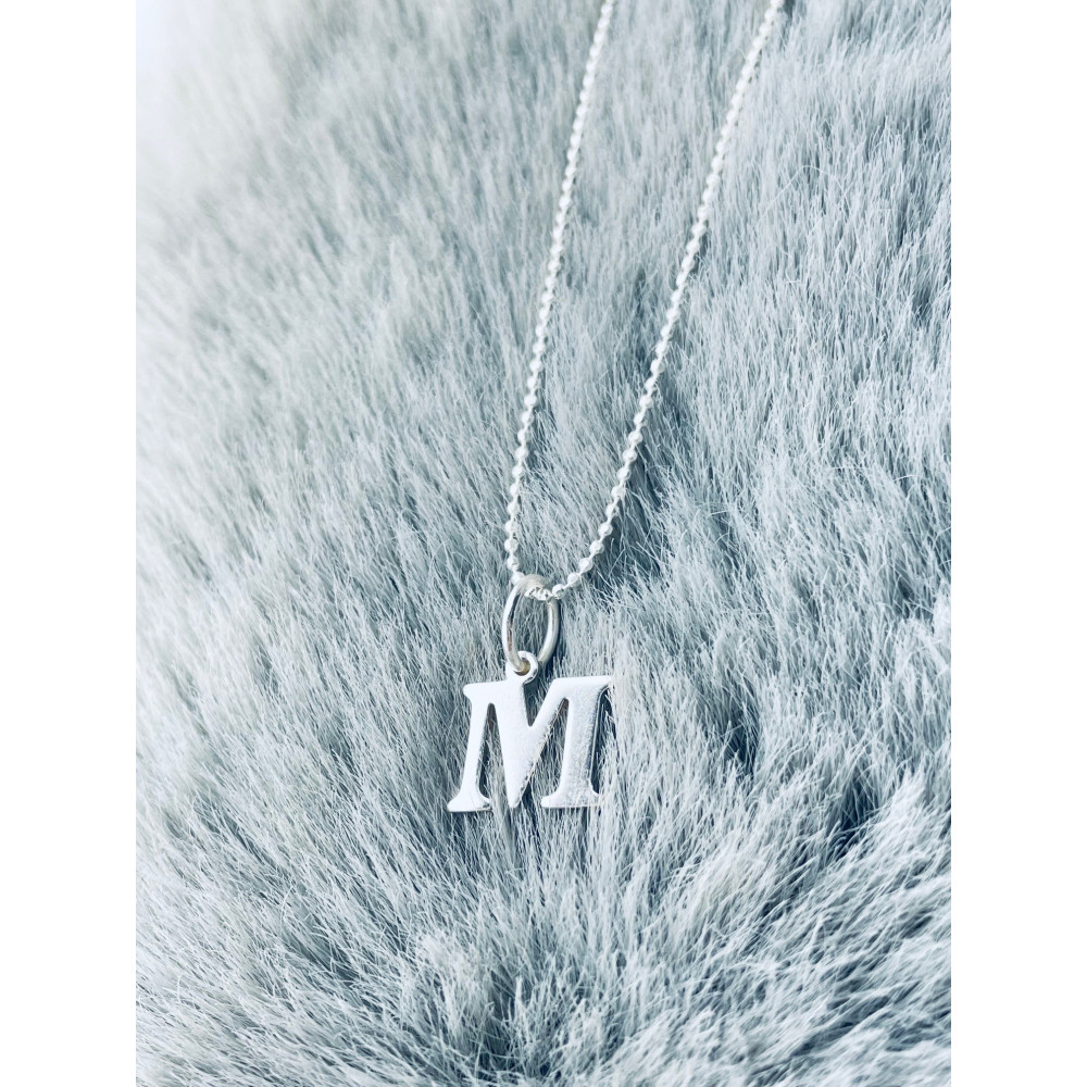 Elegancki naszyjnik łańcuszek srebrny zawieszka literka litera M srebrna alfabet