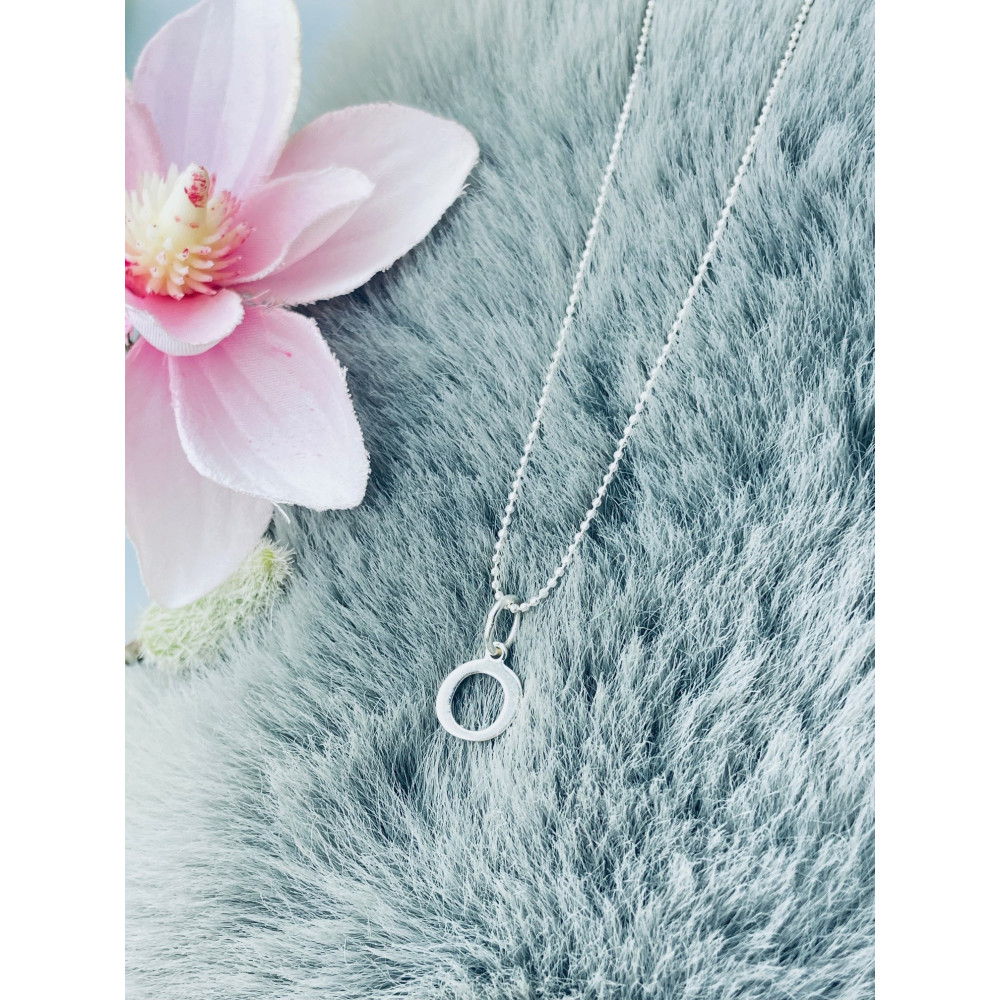 Elegancki naszyjnik łańcuszek srebrny zawieszka literka litera O srebrna alfabet