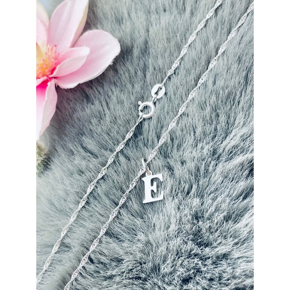 Elegancki naszyjnik łańcuszek srebrny Singapur zawieszka literka litera E srebrna alfabet