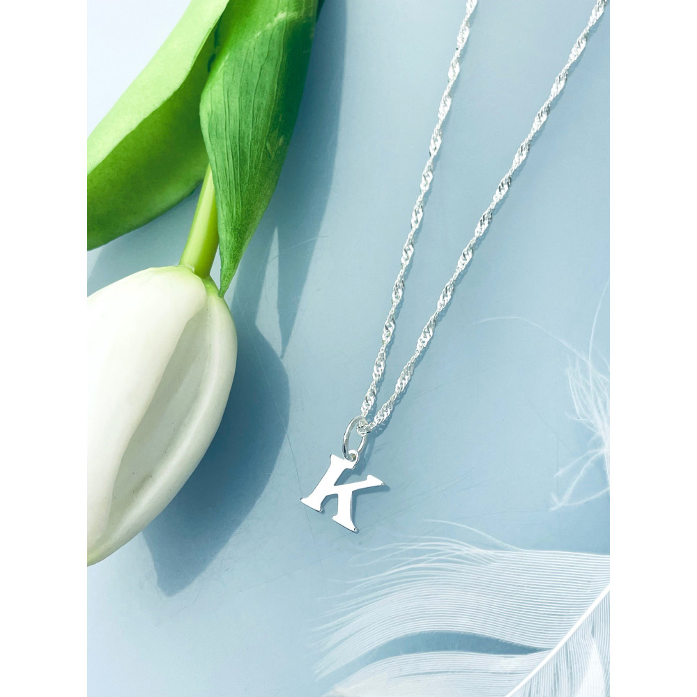 Elegancki naszyjnik łańcuszek srebrny Singapur zawieszka literka litera K srebrna alfabet