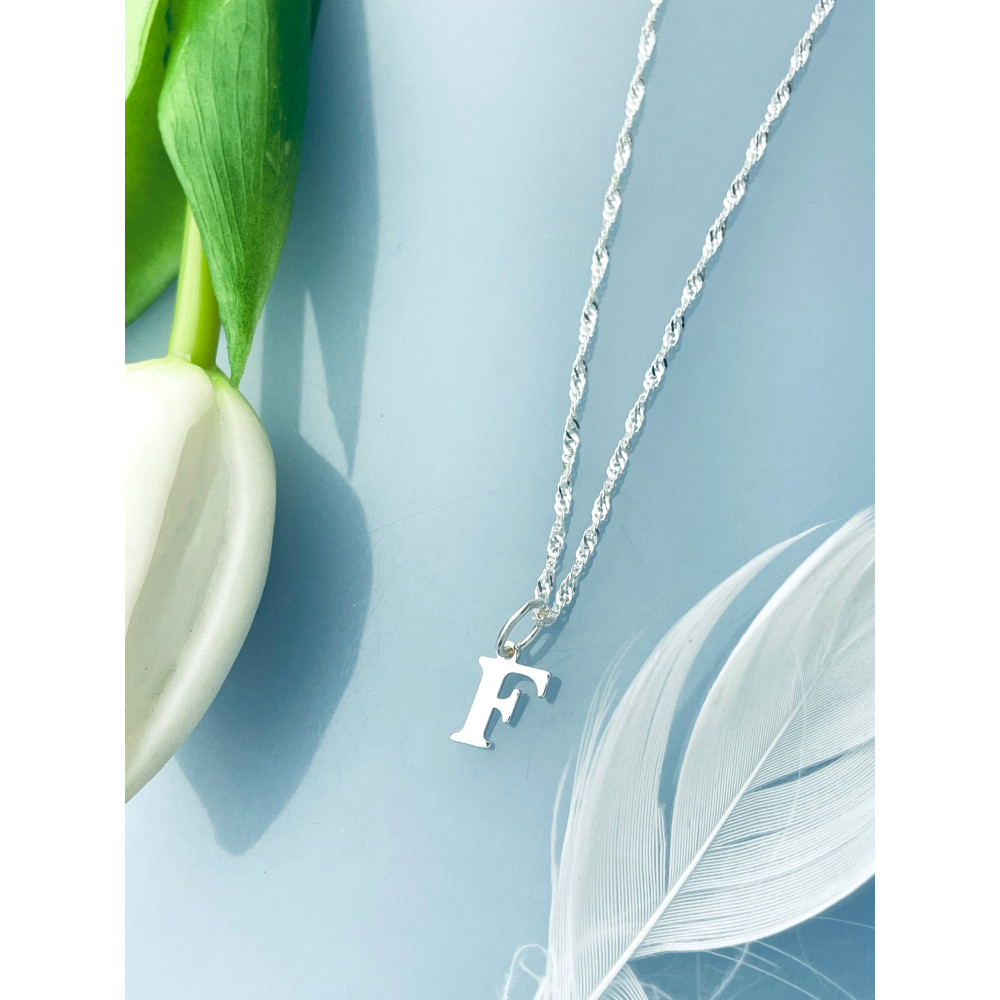 Elegancki naszyjnik łańcuszek srebrny Singapur zawieszka literka litera F srebrna alfabet