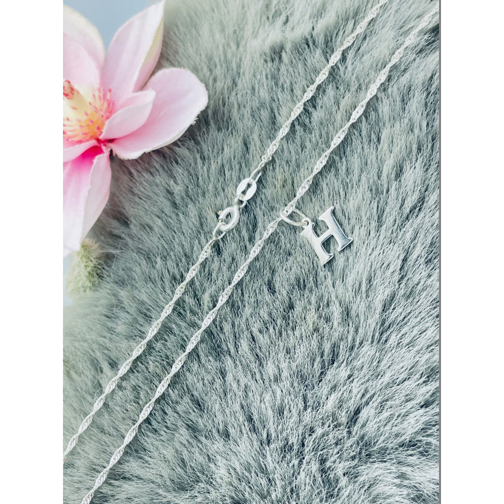 Elegancki naszyjnik łańcuszek srebrny Singapur zawieszka literka litera H srebrna alfabet