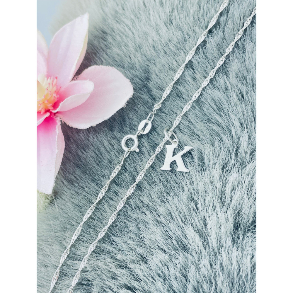Elegancki naszyjnik łańcuszek srebrny Singapur zawieszka literka litera K srebrna alfabet