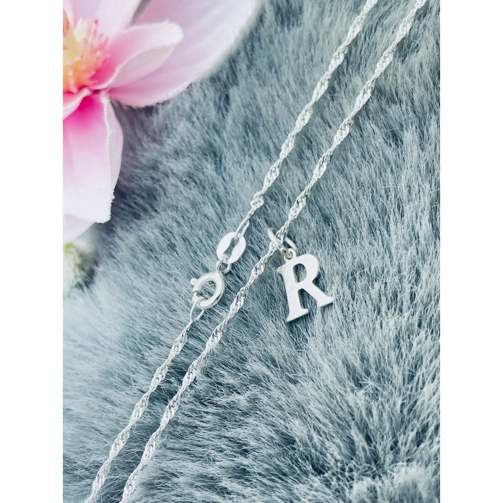 Elegancki naszyjnik łańcuszek srebrny Singapur zawieszka literka litera R srebrna alfabet