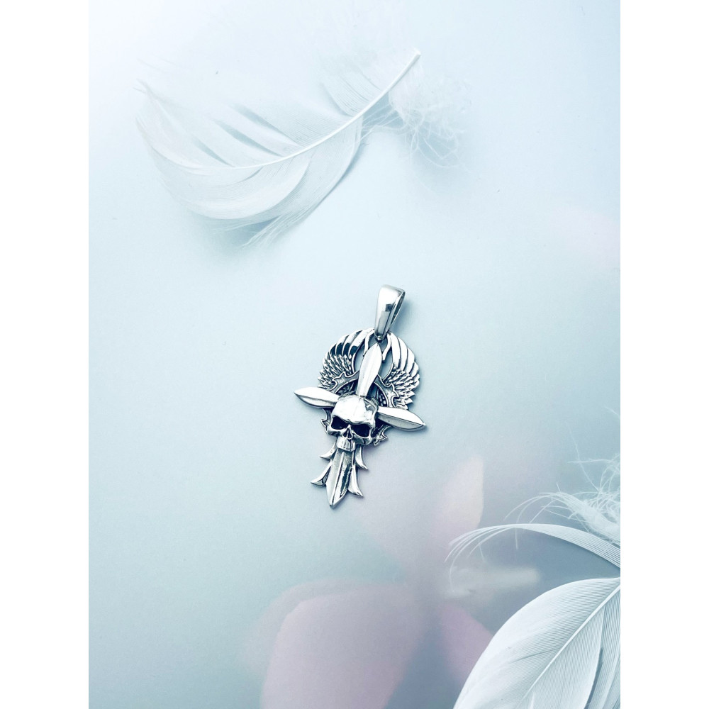 Srebrny krzyżyk czaszka skrzydła