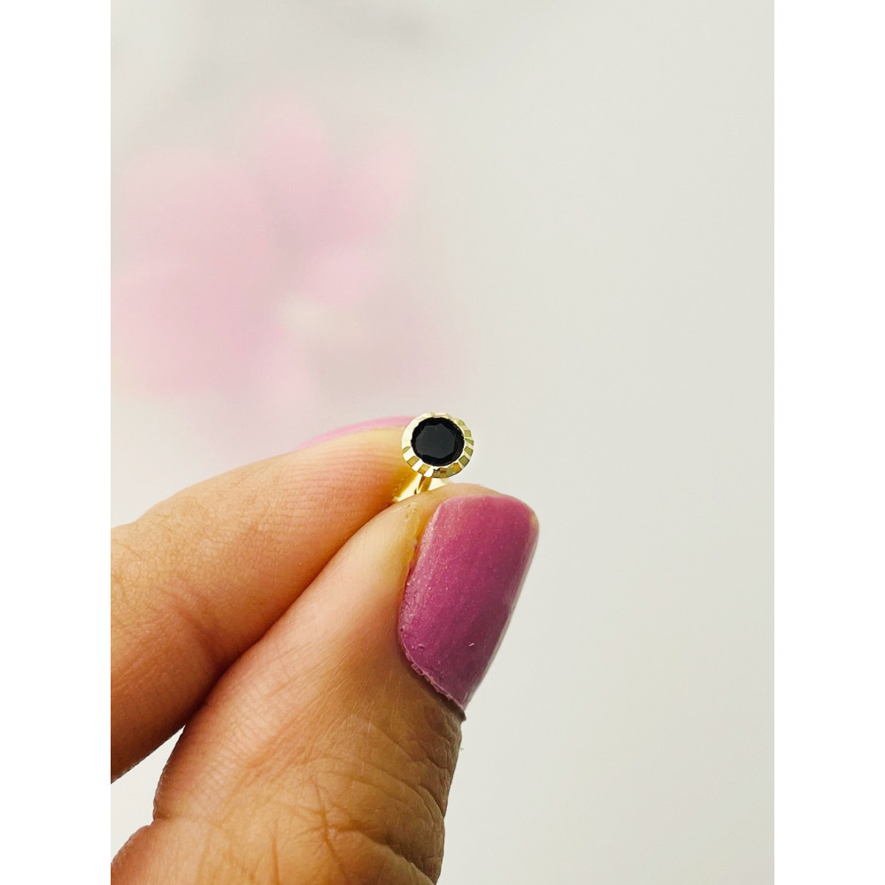 Złoty kolczyk kulka z onyksem frezowany