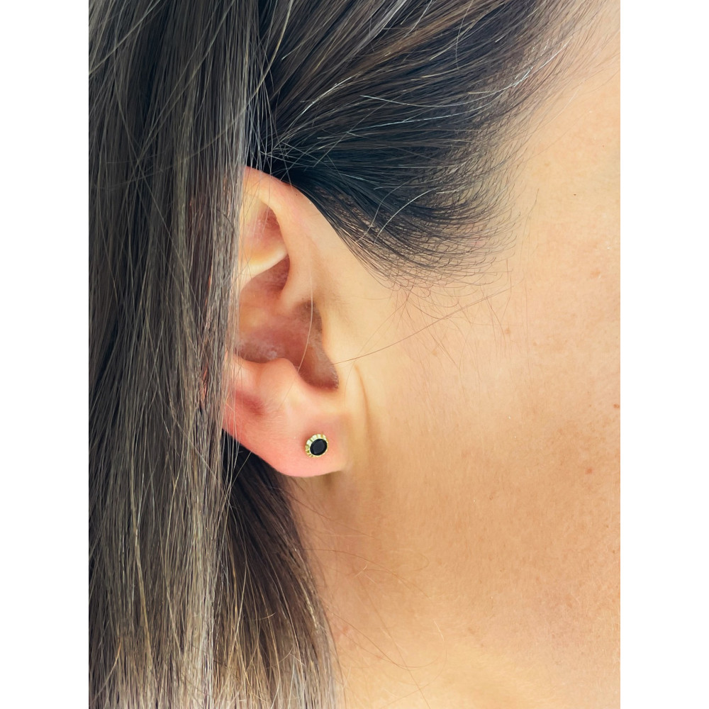 Złoty kolczyk kulka z onyksem frezowany