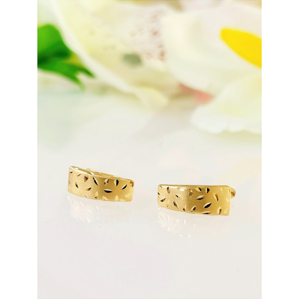 Złote kolczyki przecinki