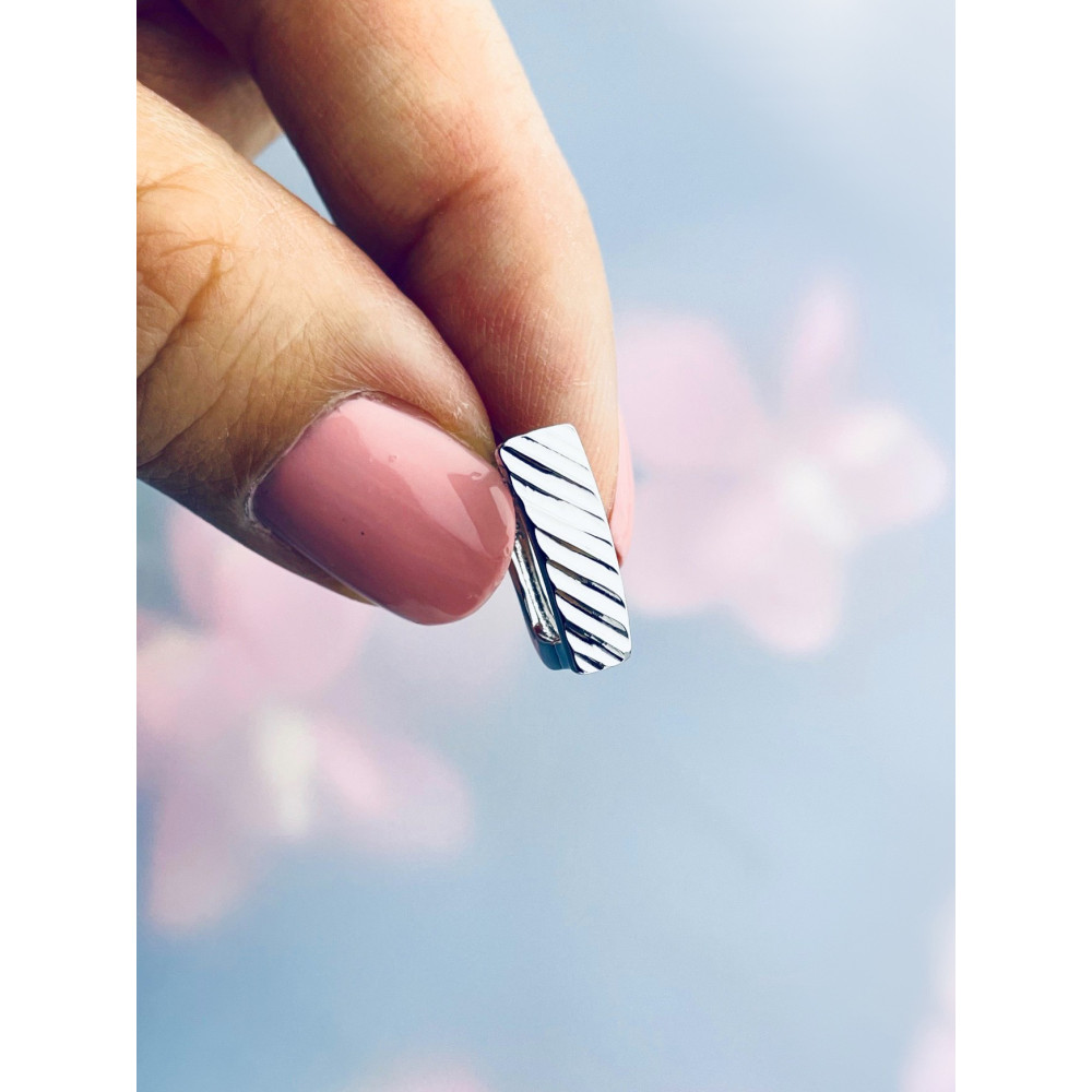 Srebrne kolczyki przecinki frezowane w paski prążki