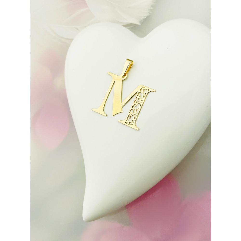 Złoty wisiorek zawieszka literka M ażurowa