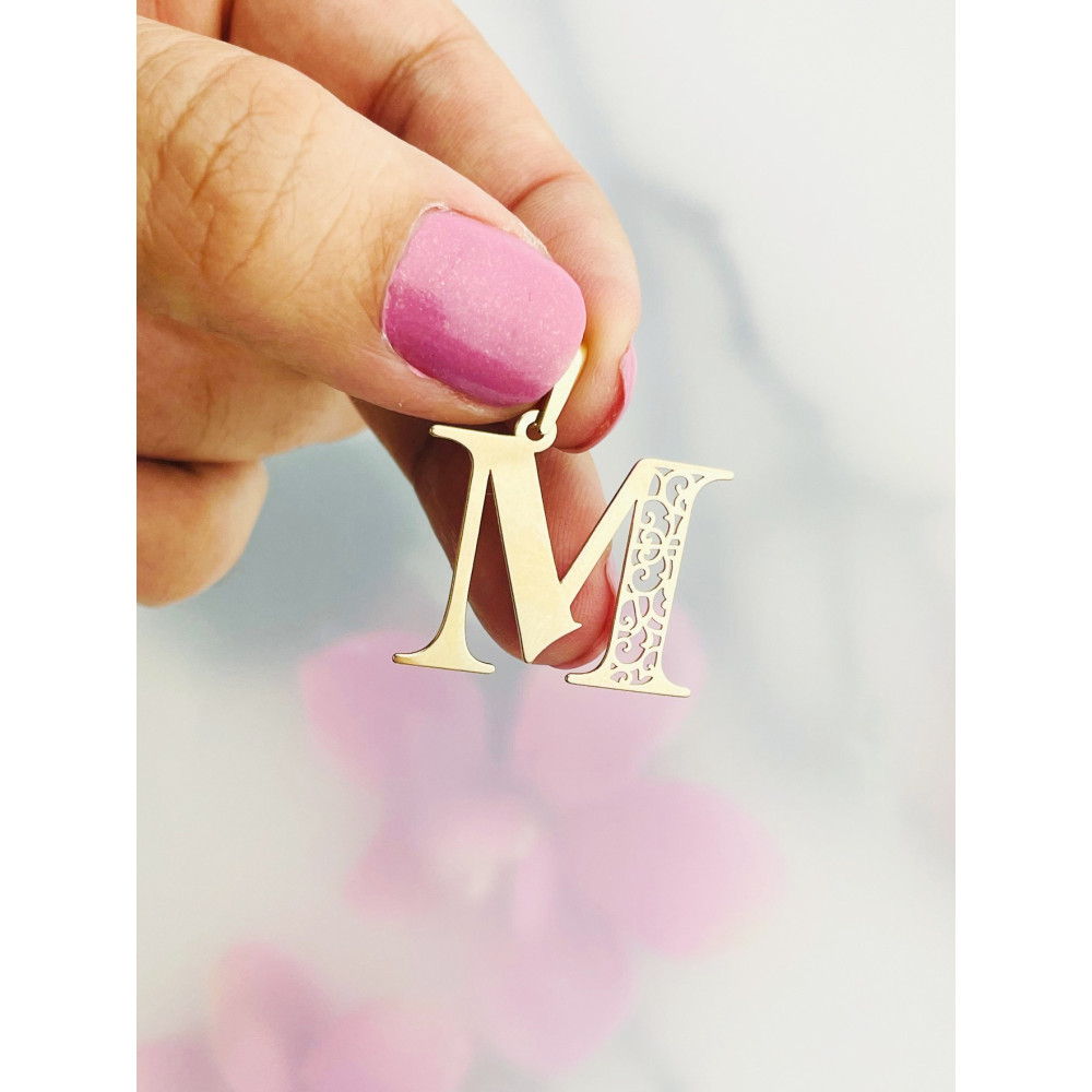 Złoty wisiorek zawieszka literka M ażurowa
