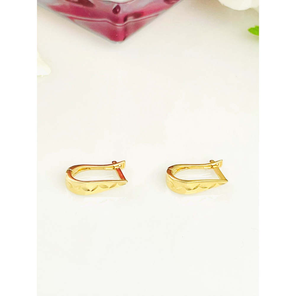 Złote kolczyki przecinki
