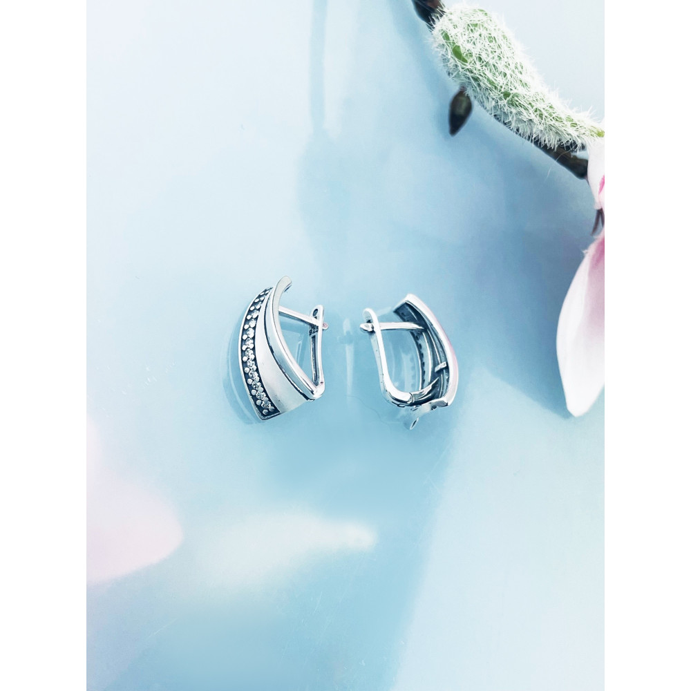 Srebrne kolczyki półkola z cyrkoniami polerowane