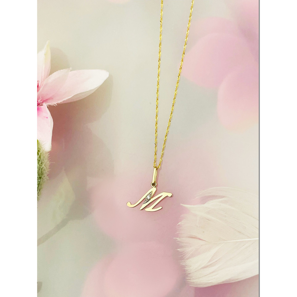 Złoty wisiorek zawieszka ozdobna literka M z cyrkoniami