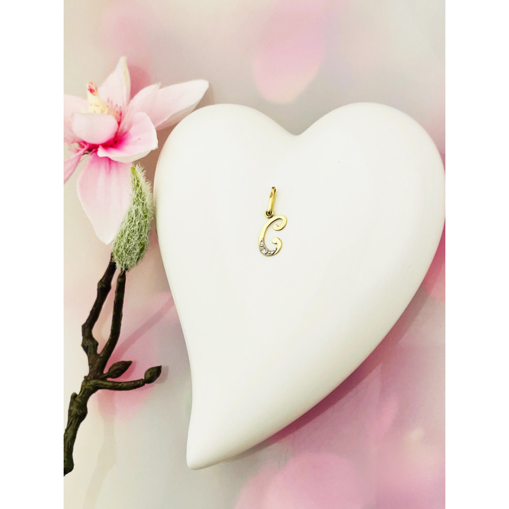 Złoty wisiorek zawieszka ozdobna literka C z cyrkoniami