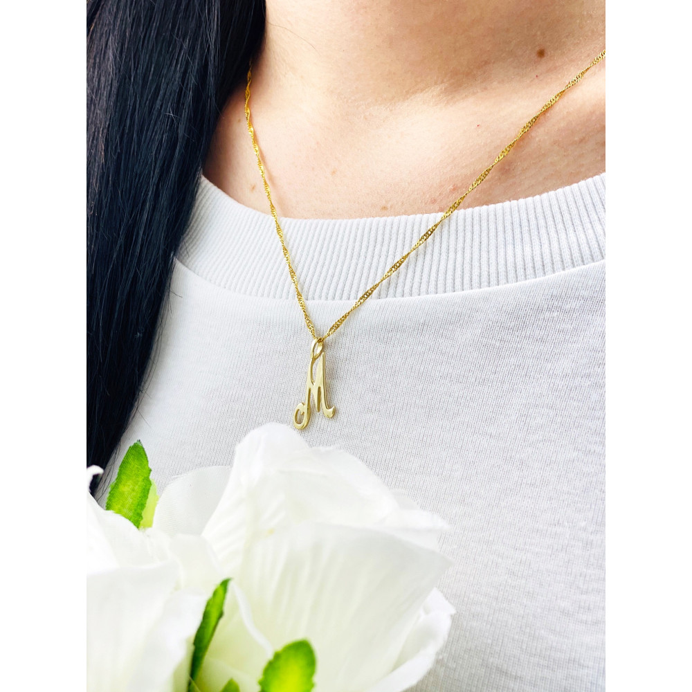 Złoty wisiorek zawieszka ozdobna literka M z zawijasami gładka polerowana