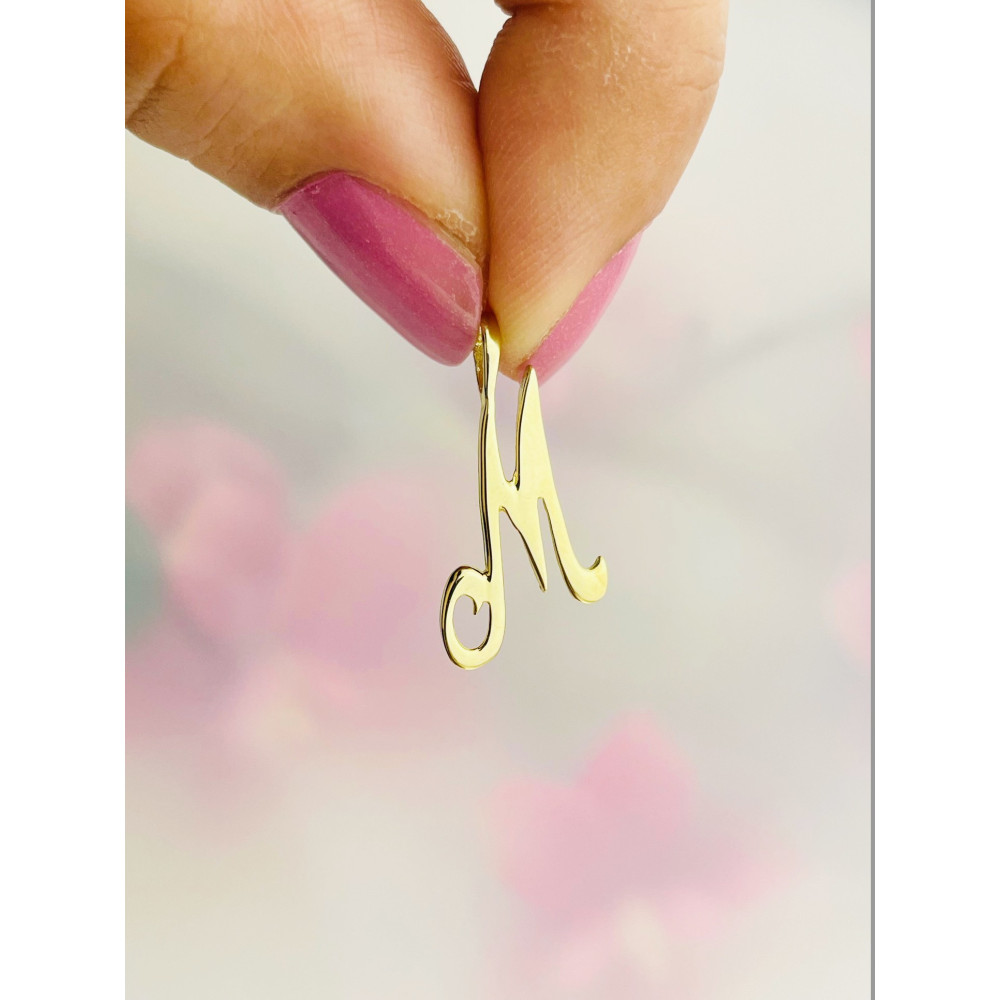 Złoty wisiorek zawieszka ozdobna literka M z zawijasami gładka polerowana