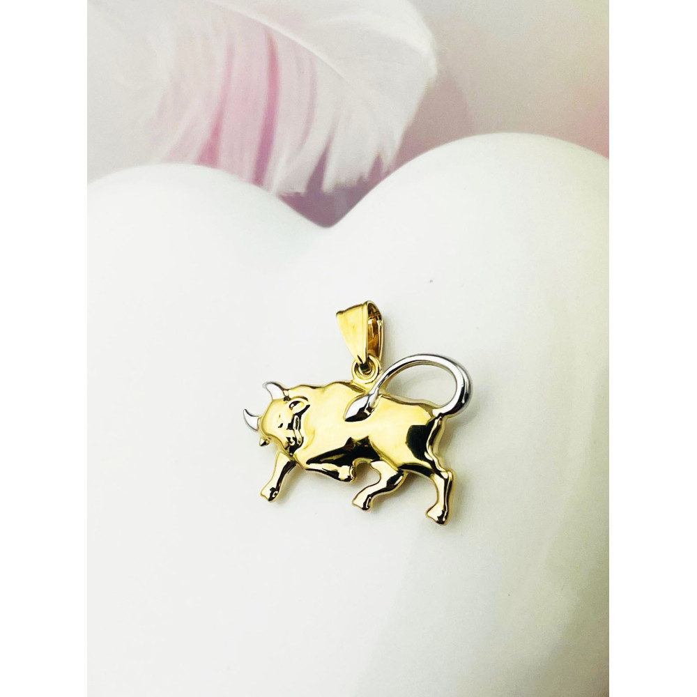Złoty wisiorek zawieszka znak zodiaku byk figurka