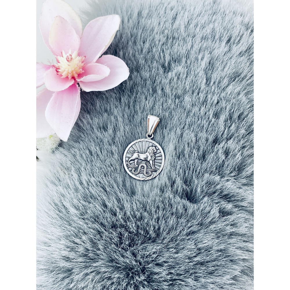 Srebrna zawieszka wisiorek znak zodiaku lew