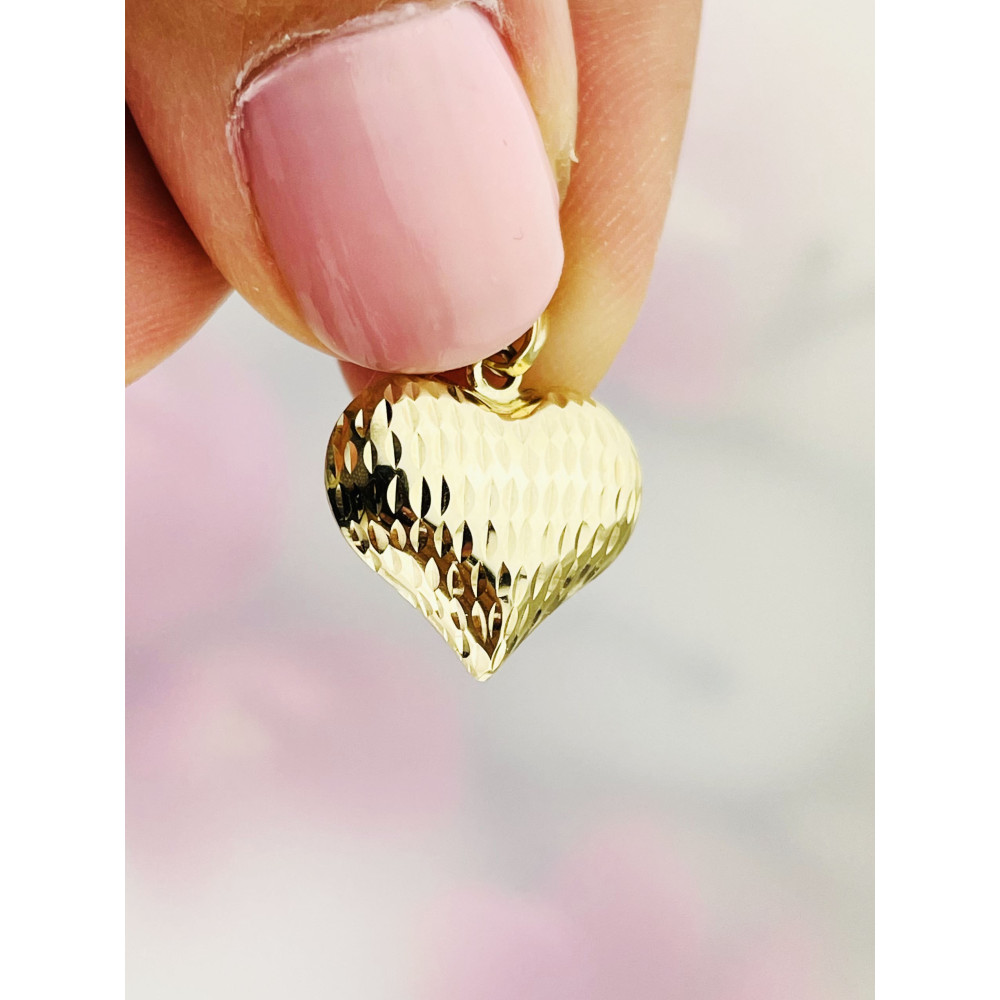 Złoty wisiorek zawieszka serce frezowane figurka