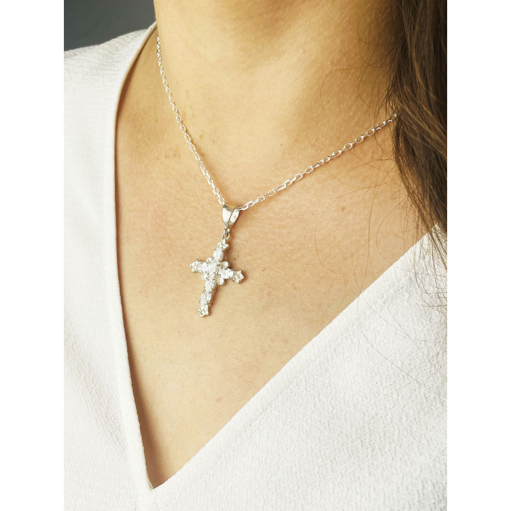 Srebrny krzyżyk ozdobny wysadzany cyrkoniami Komunia Chrzest