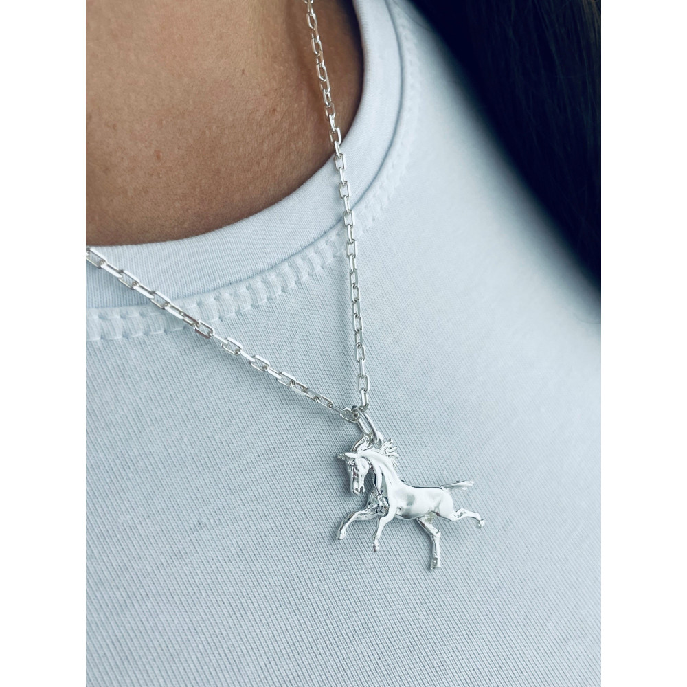 Srebrny wisiorek zawieszka koń w galopie figurka