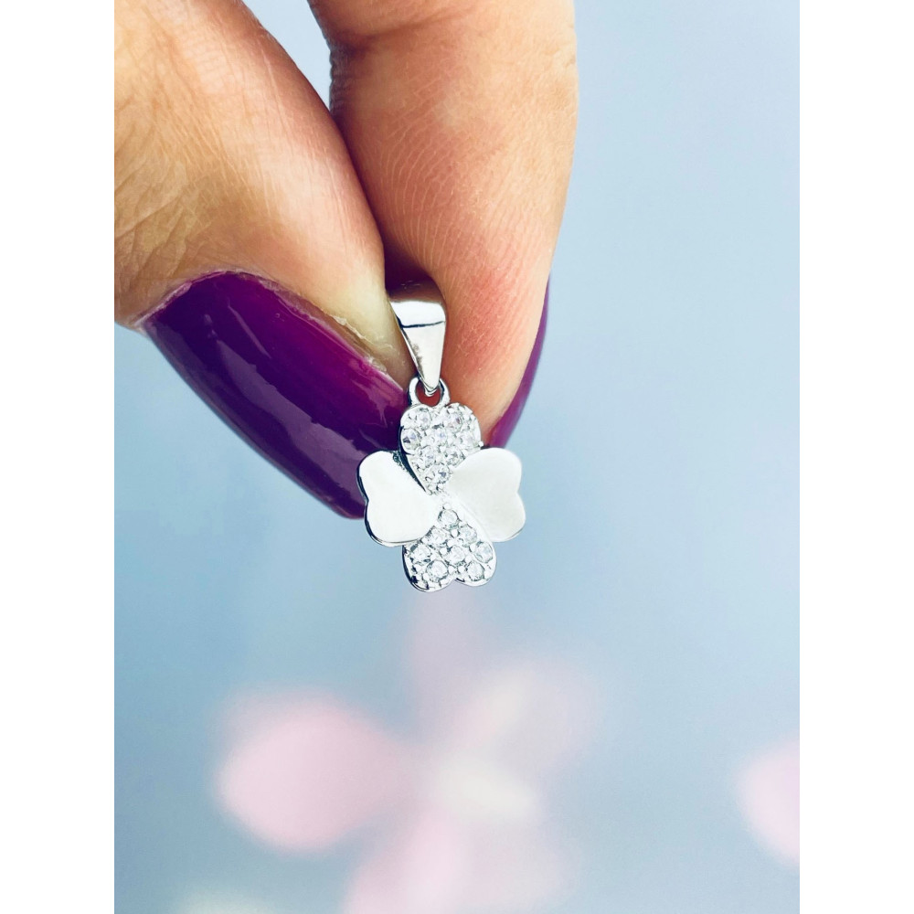 Srebrna zawieszka koniczynka z cyrkoniami