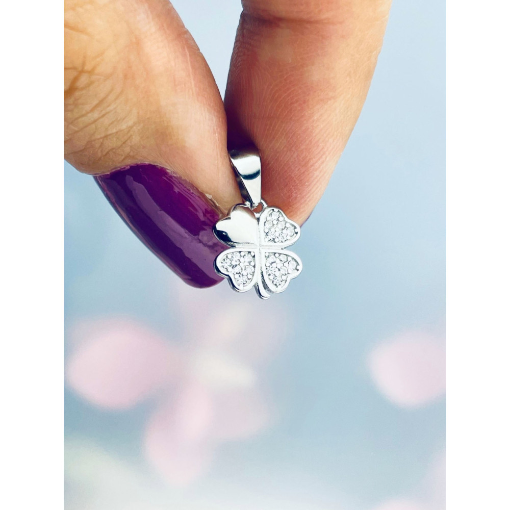 Srebrna zawieszka koniczynka z cyrkoniami