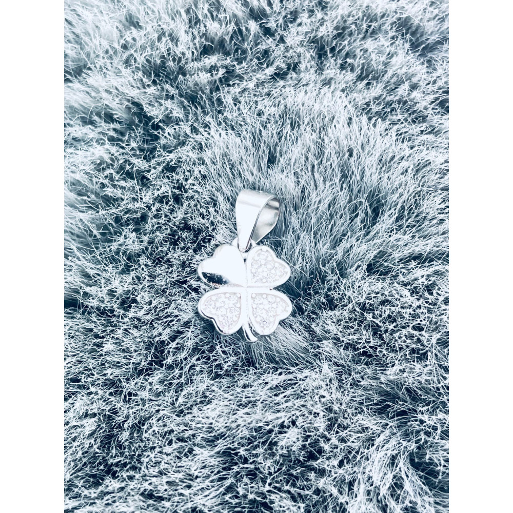 Srebrna zawieszka koniczynka z cyrkoniami