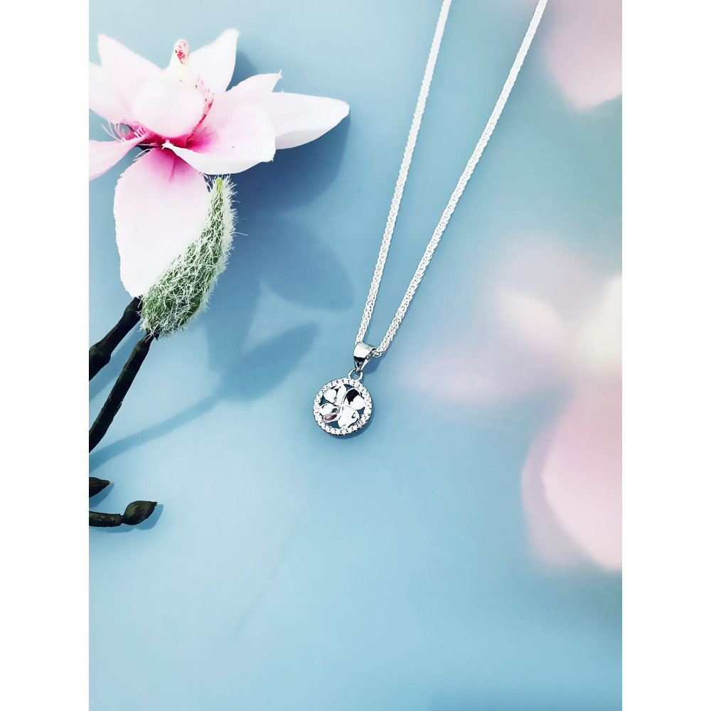 Srebrna zawieszka koniczynka w kółku  z cyrkoniami