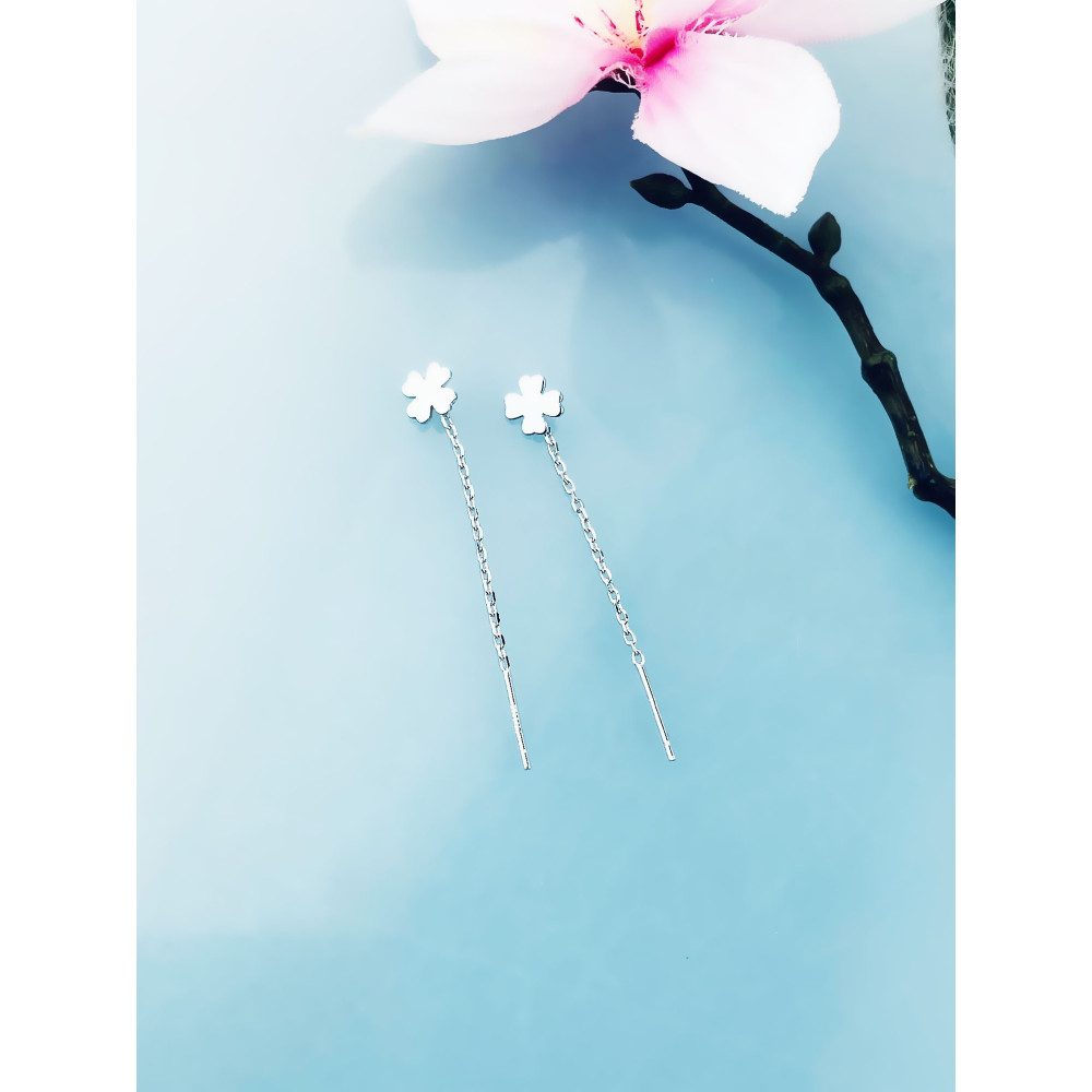 Srebrne kolczyki wiszące przewlekane koniczynki