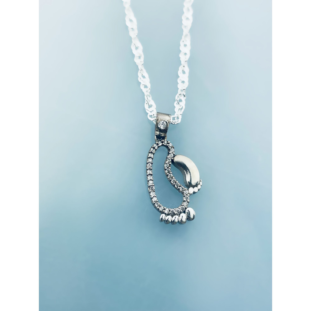 Srebrna zawieszka stópki z cyrkoniami