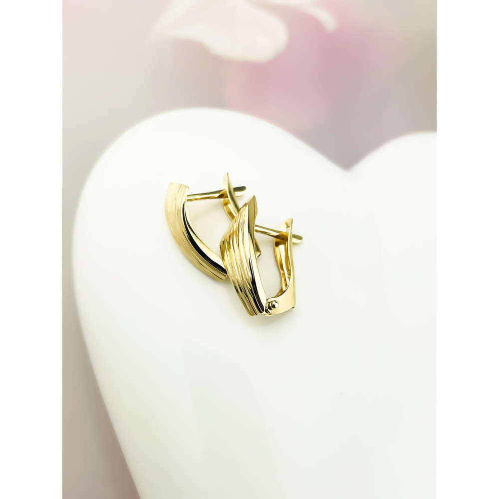 Złote kolczyki frezowane w prążki