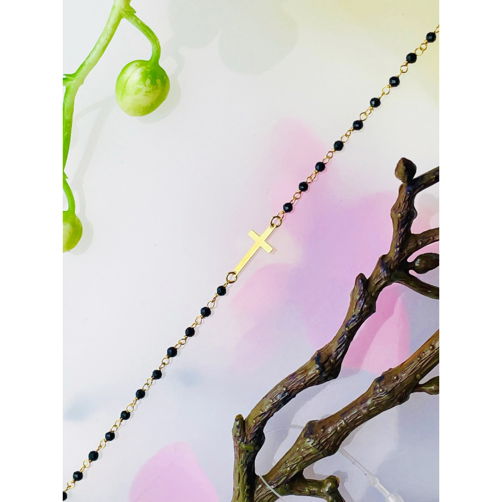 Złota bransoletka z onyksem krzyżyk