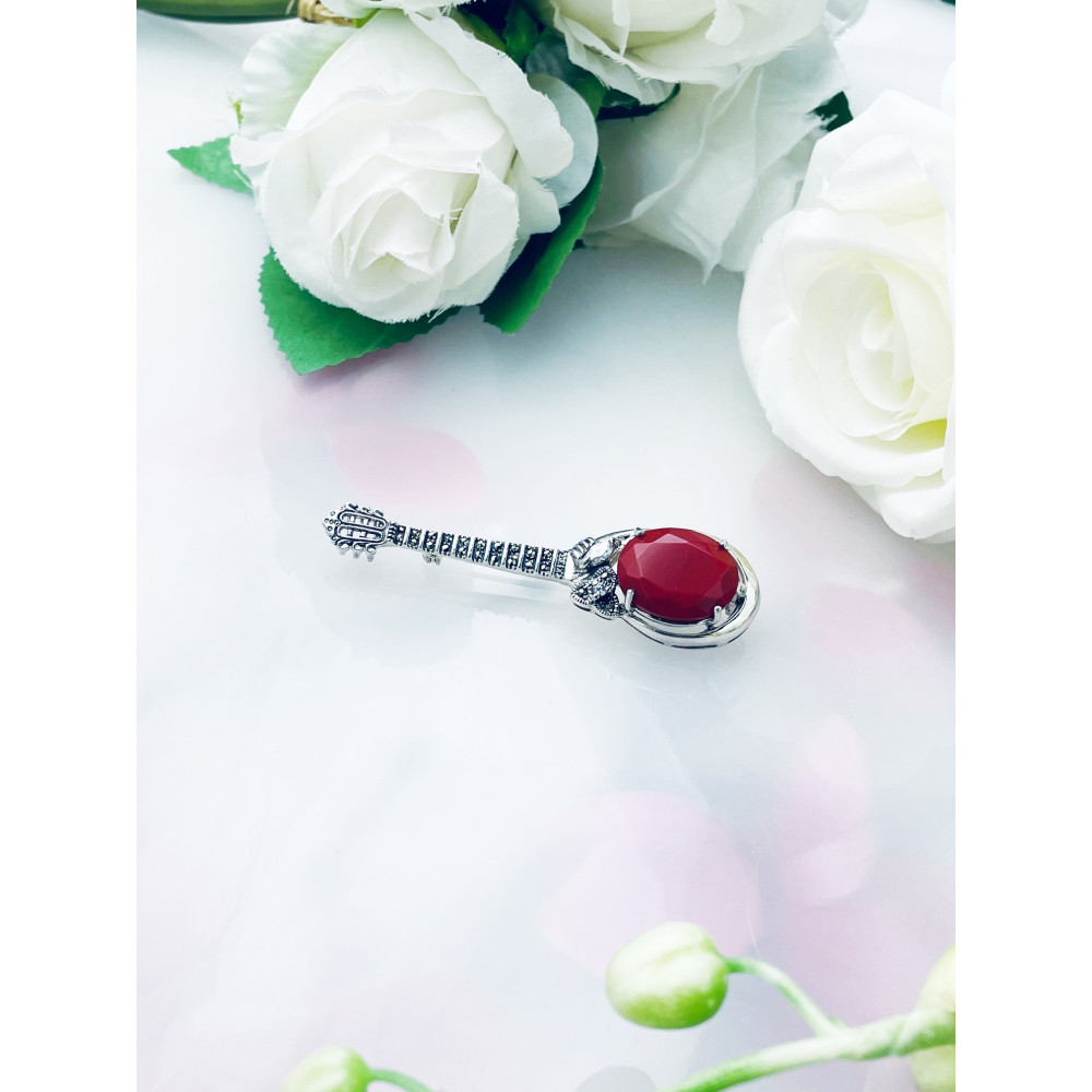 Srebrna broszka gitara z czerwonym kamieniem