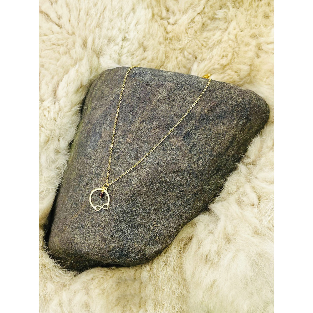 Złoty naszyjnik nieskończoność