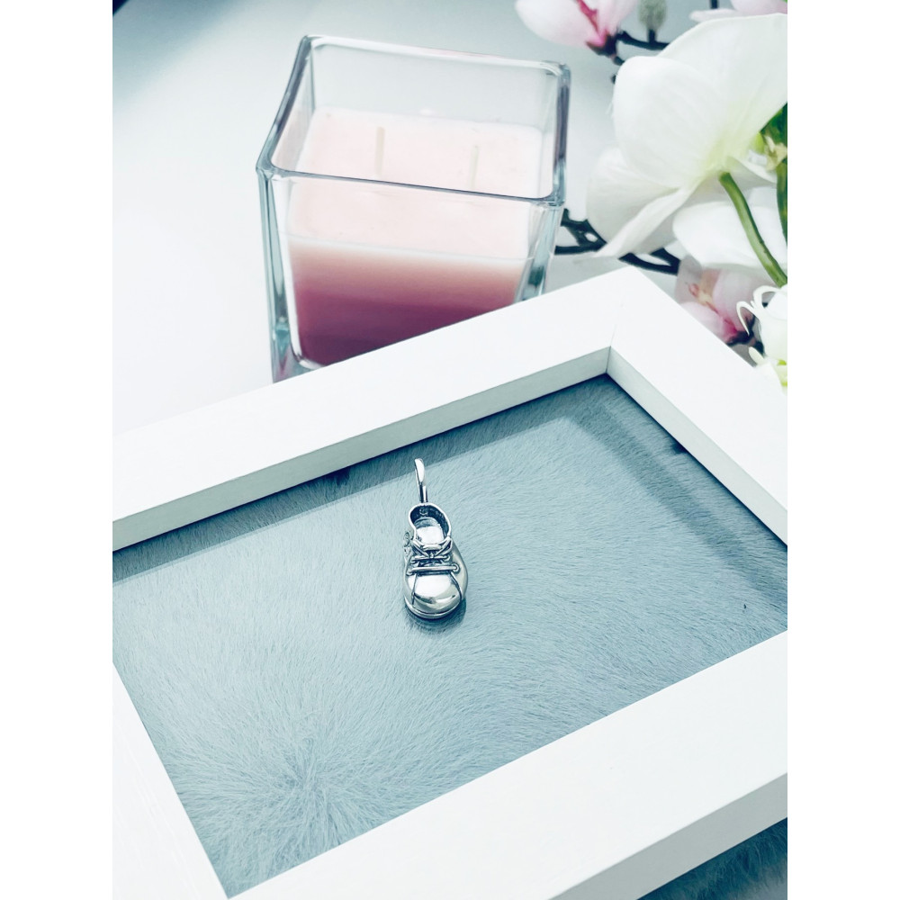 Srebrny bucik zawieszka puzderko