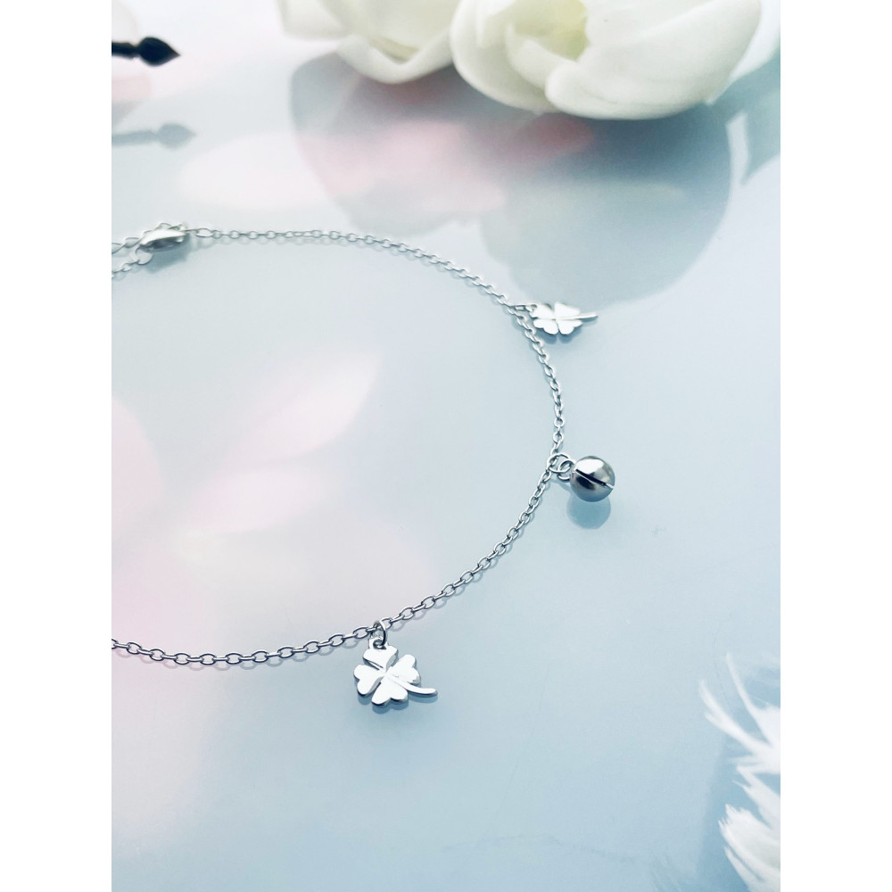 Srebrna bransoletka na nogę koniczynka kulka grzechotka